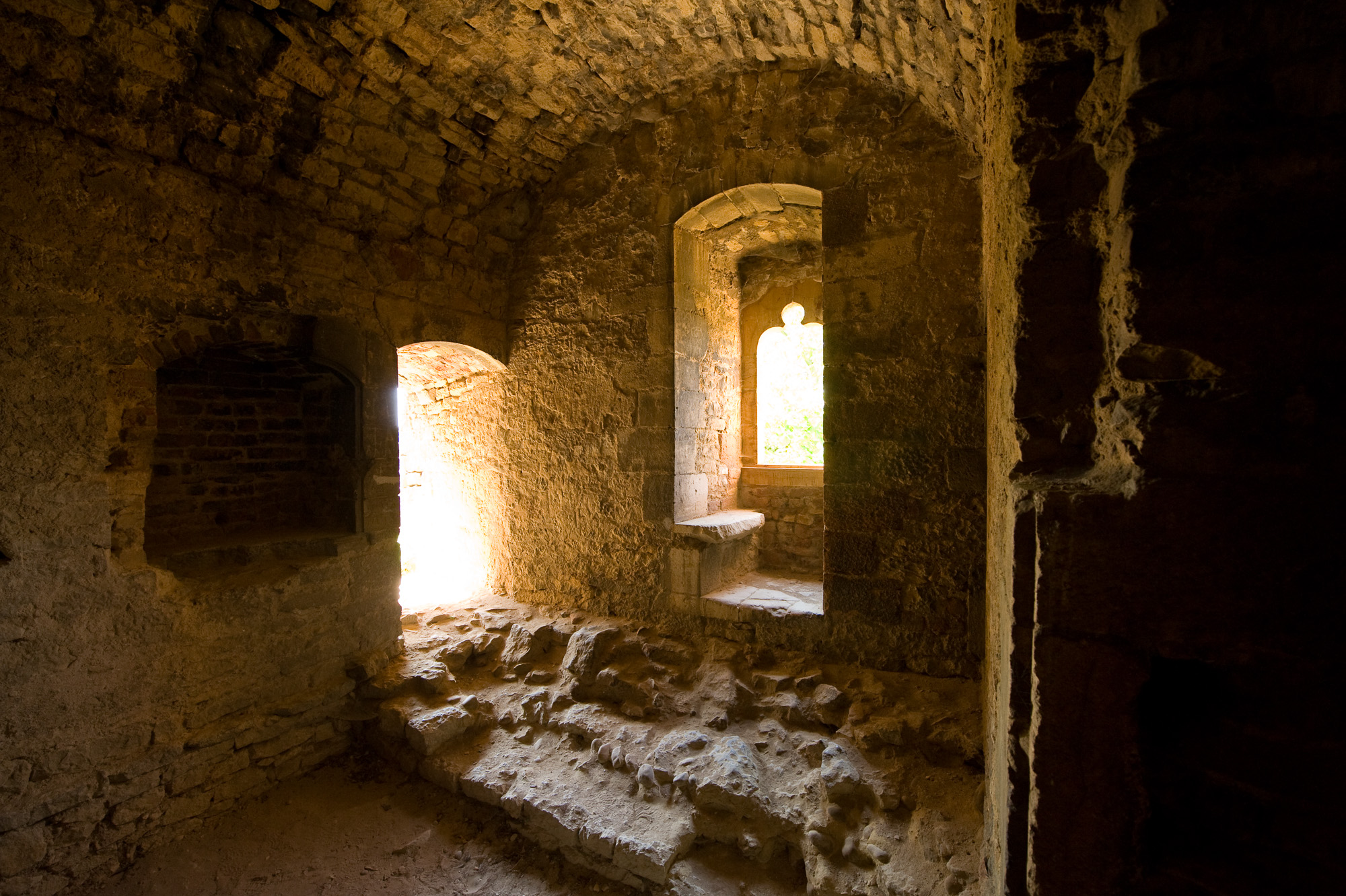 Trévoux. Château fort. Fenêtre tour en fer à cheval. Chambre seigneuriale.