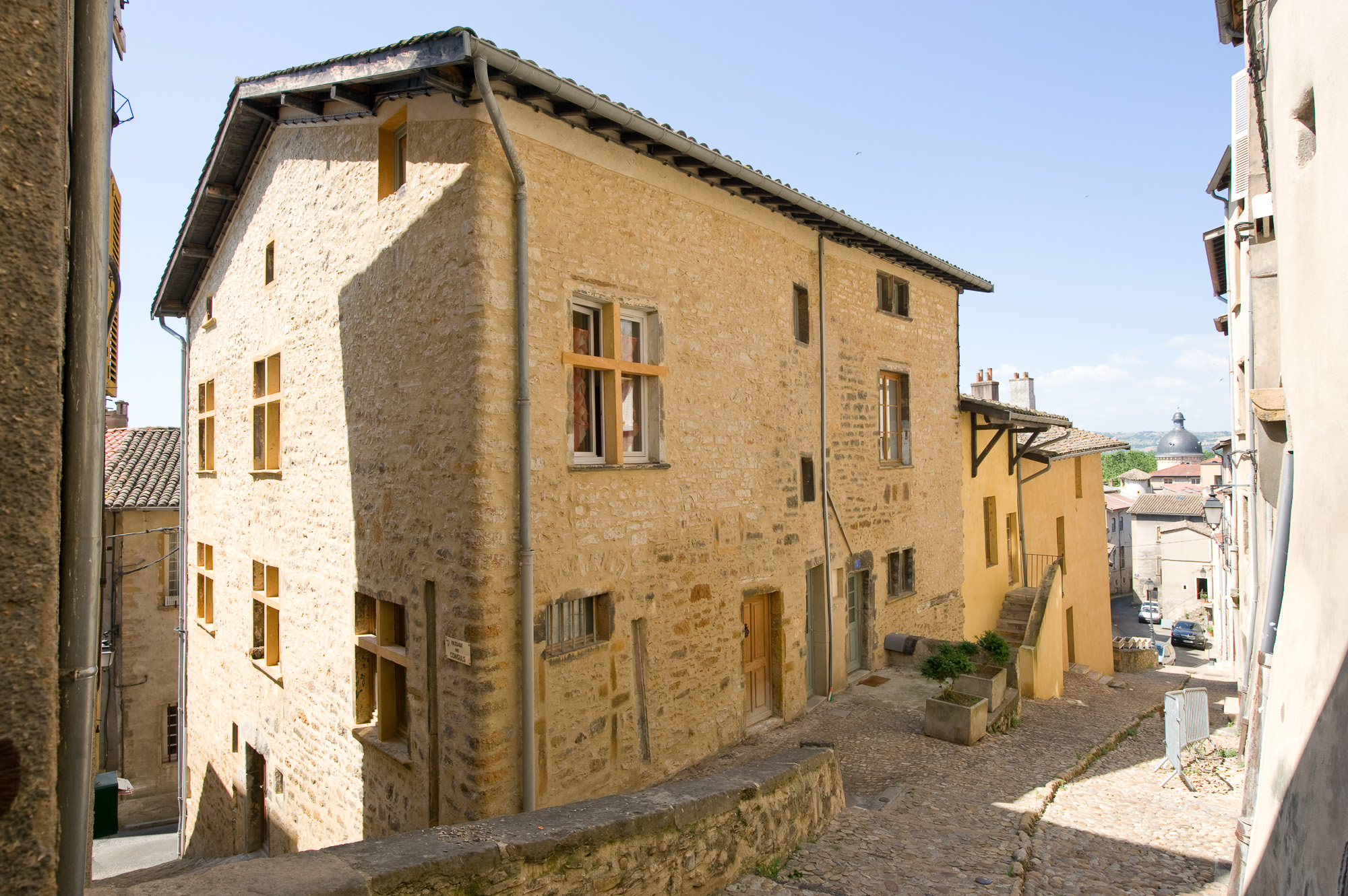 Trévoux.  Rue Casse-cou. fenêtre à meneaux, à la mode du XVIIème siècle.