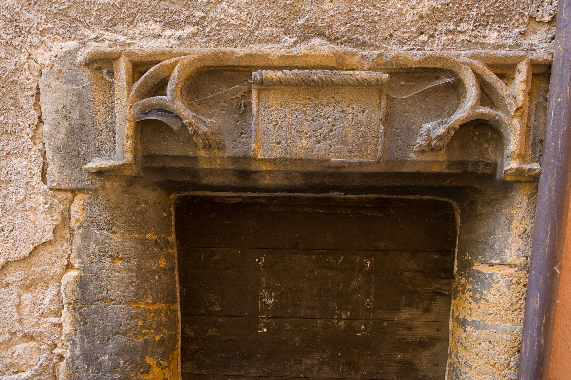 Trévoux. Porte avec son imposte sculptée.