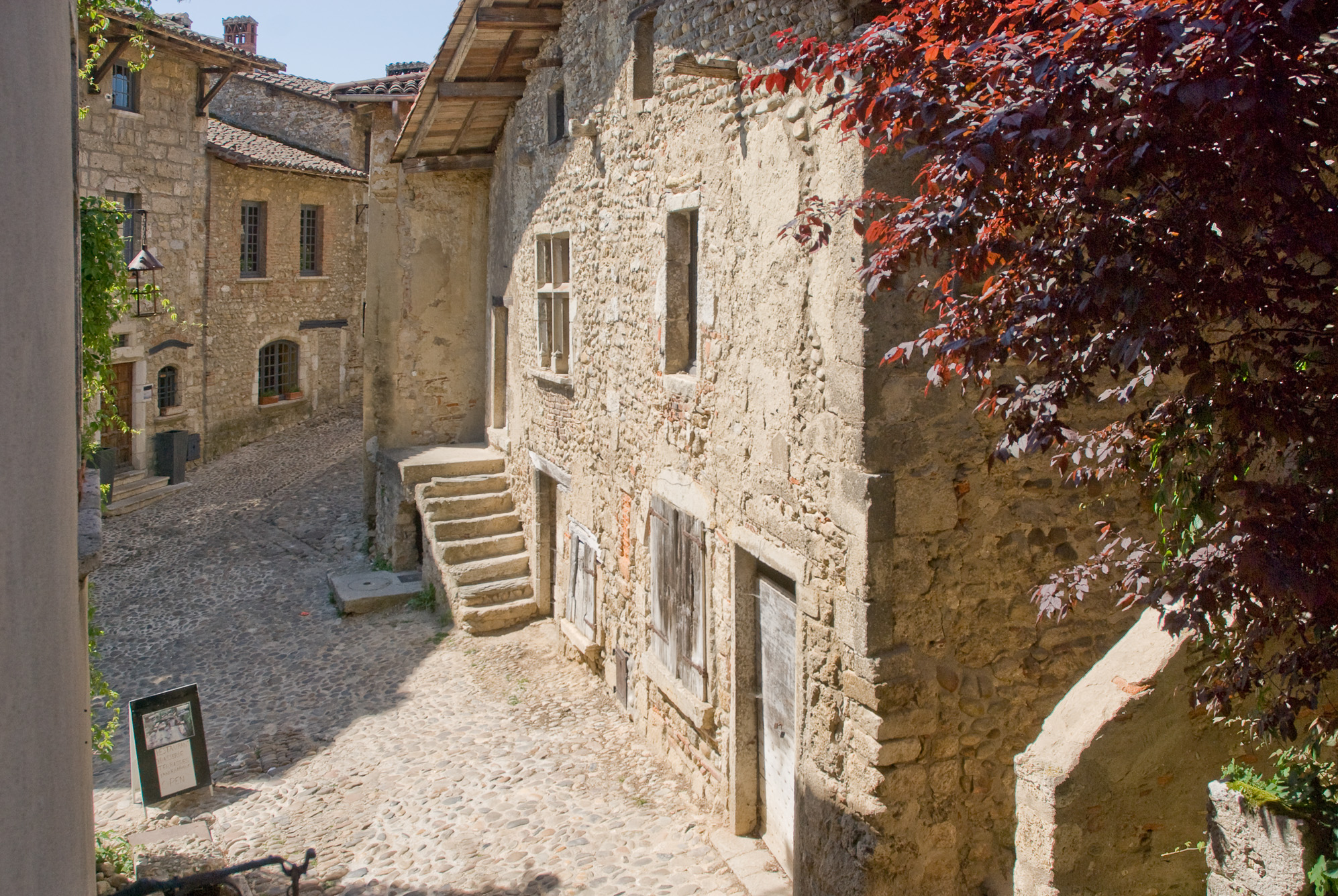 Pérouges. Rue des Rondes, Porte d'En bas.