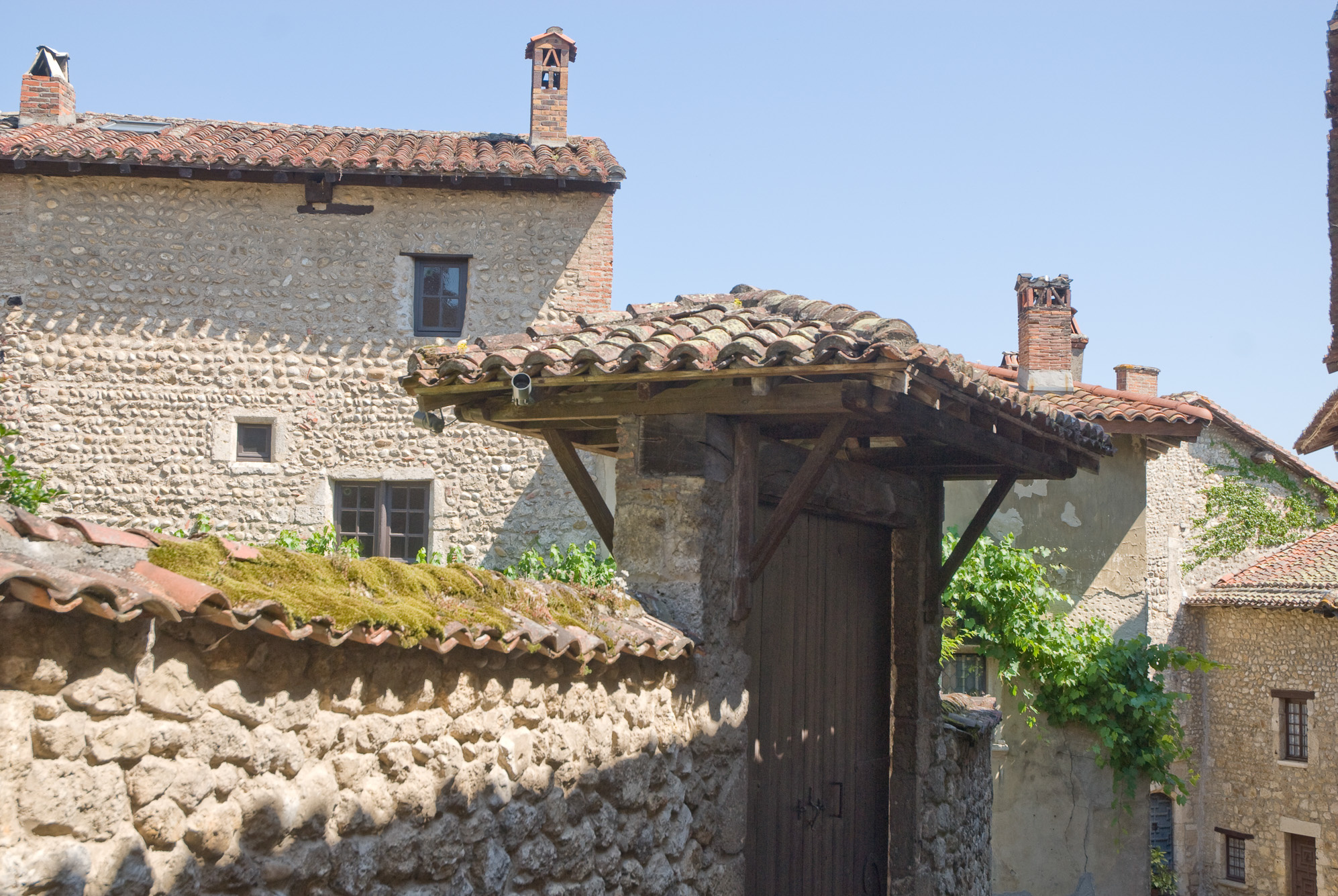 Pérouges. Rue des Rondes, galets blonds arrondis cernés de briques.