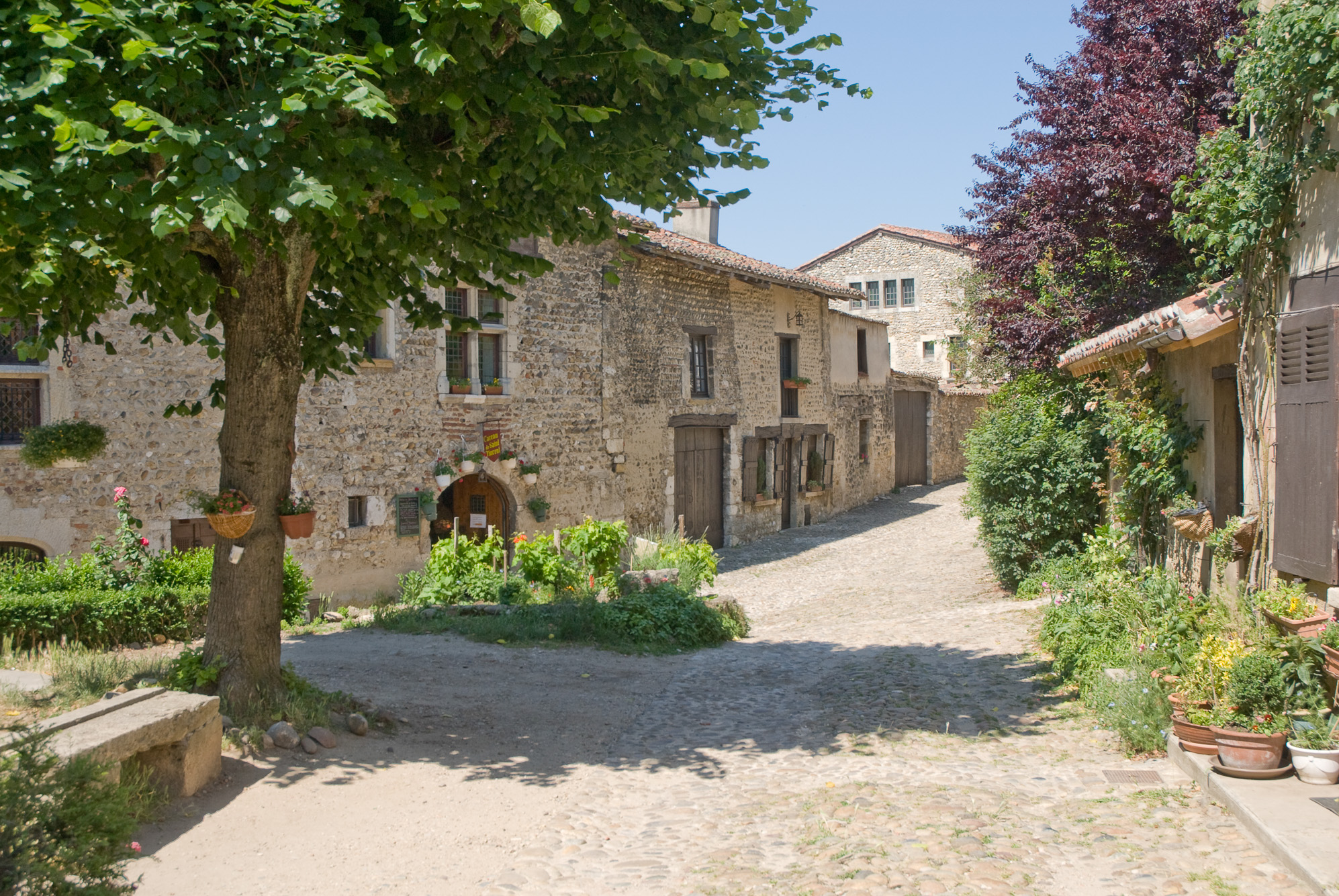 Pérouges. Rue des Rondes, et place du For.