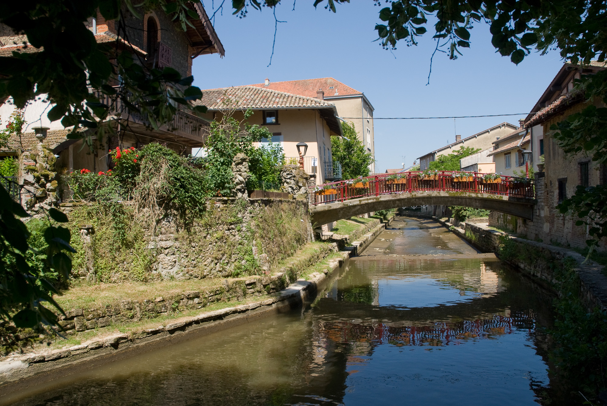 Chatillon-sur-Chalaronne. Ponts fleuris sur la Chalaronne.