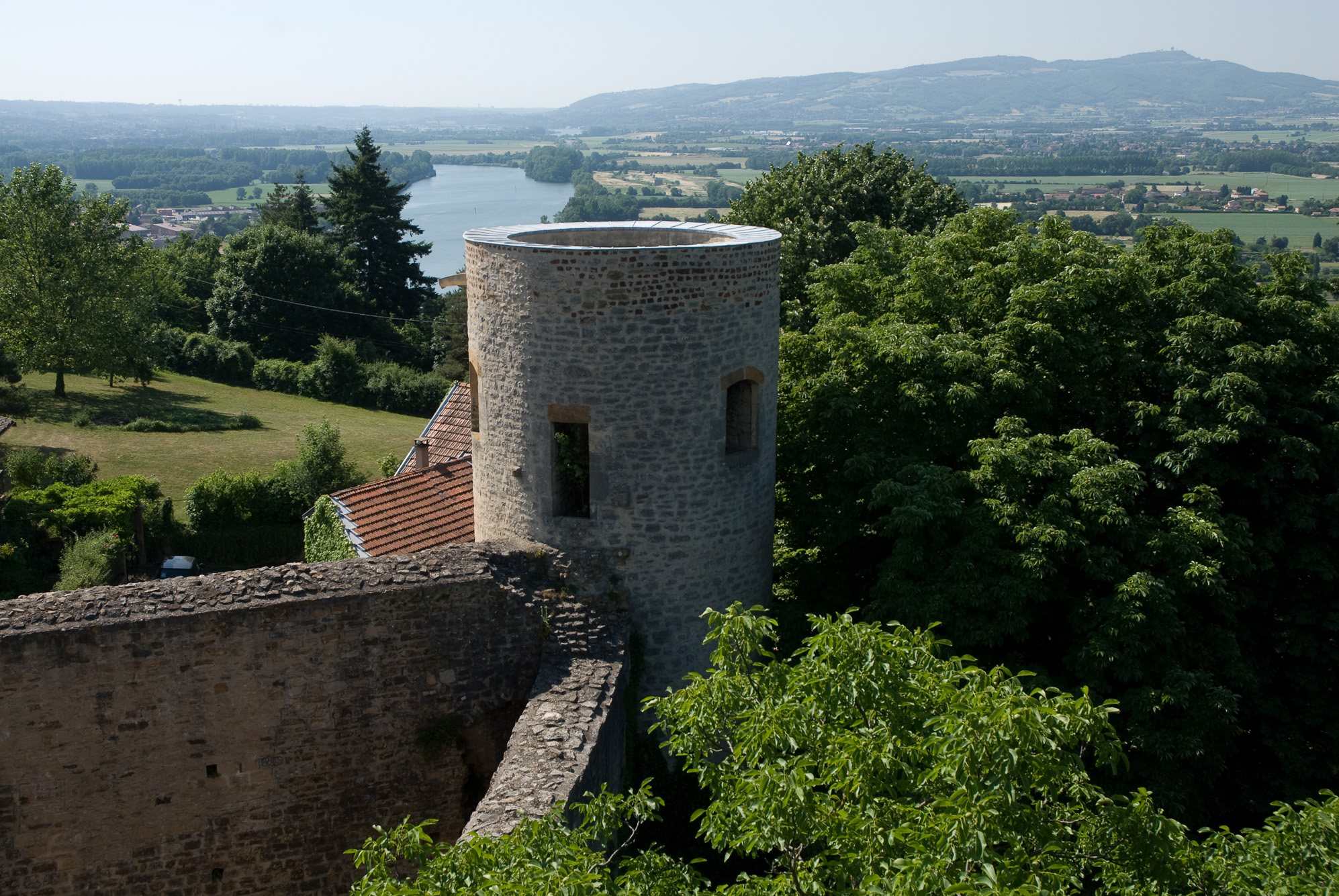 Trévoux. Château fort. Tour ronde et la Saone.