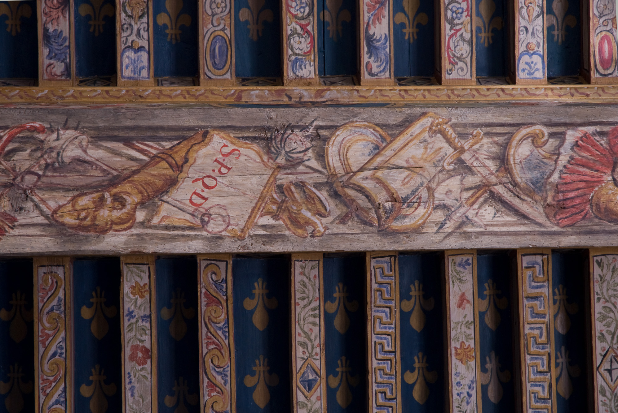 Trévoux. Le Parlement. Salle d'Audience avec son plafond peint.  SPQD jeu de mot d'inspiration romaine avec le Sénat et Peuple de Dombe.