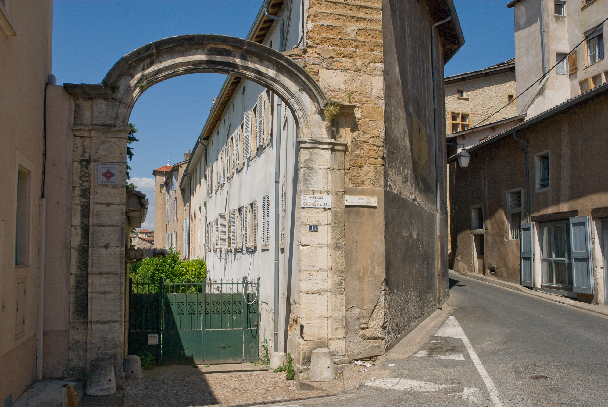 Trévoux.  Rue  du Gouvernement. Portail de l'Hôtel du Gouvernement.