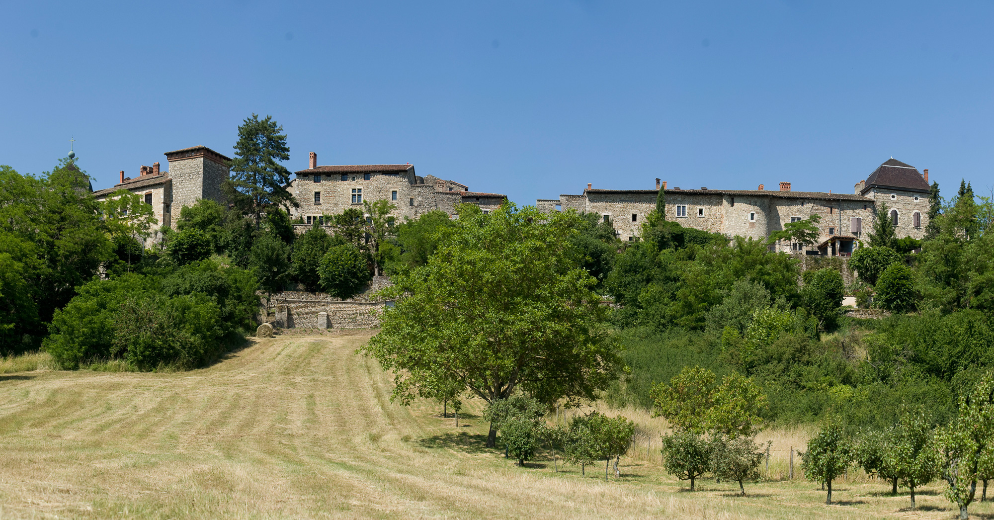 Pérouges. La vieille ville médiévale et ses remparts.