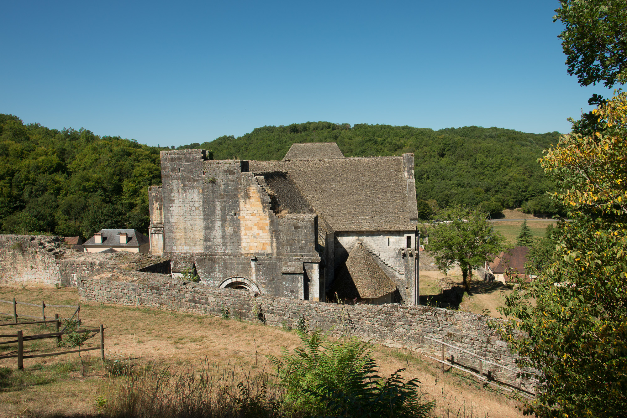 Eglise abbatiale. Les vestiges du  mur d'enceinte de l'abbaye.