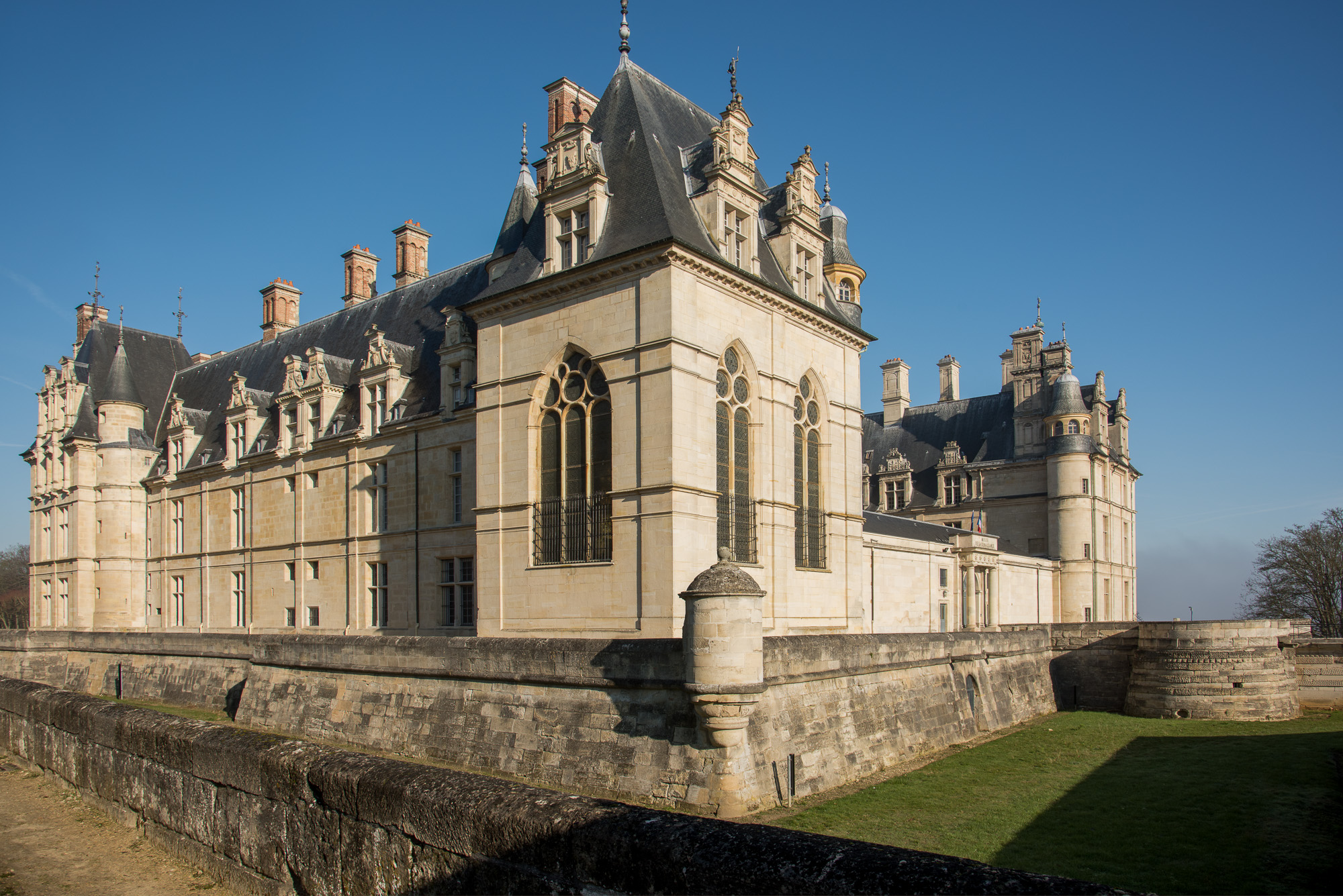 La construction est quadrangulaire, flanquée de 4 pavillons, avec deux corps des logis, face à face.