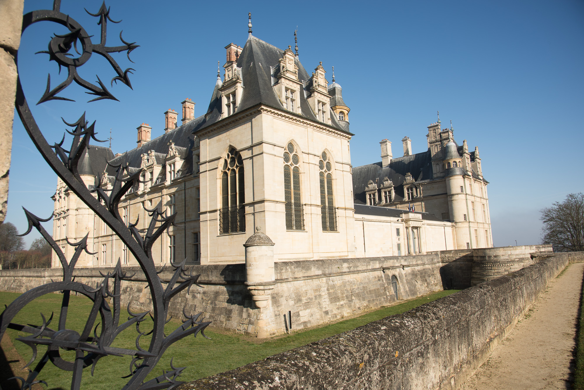 La construction est quadrangulaire, flanquée de 4 pavillons, avec deux corps de logis, face à face.