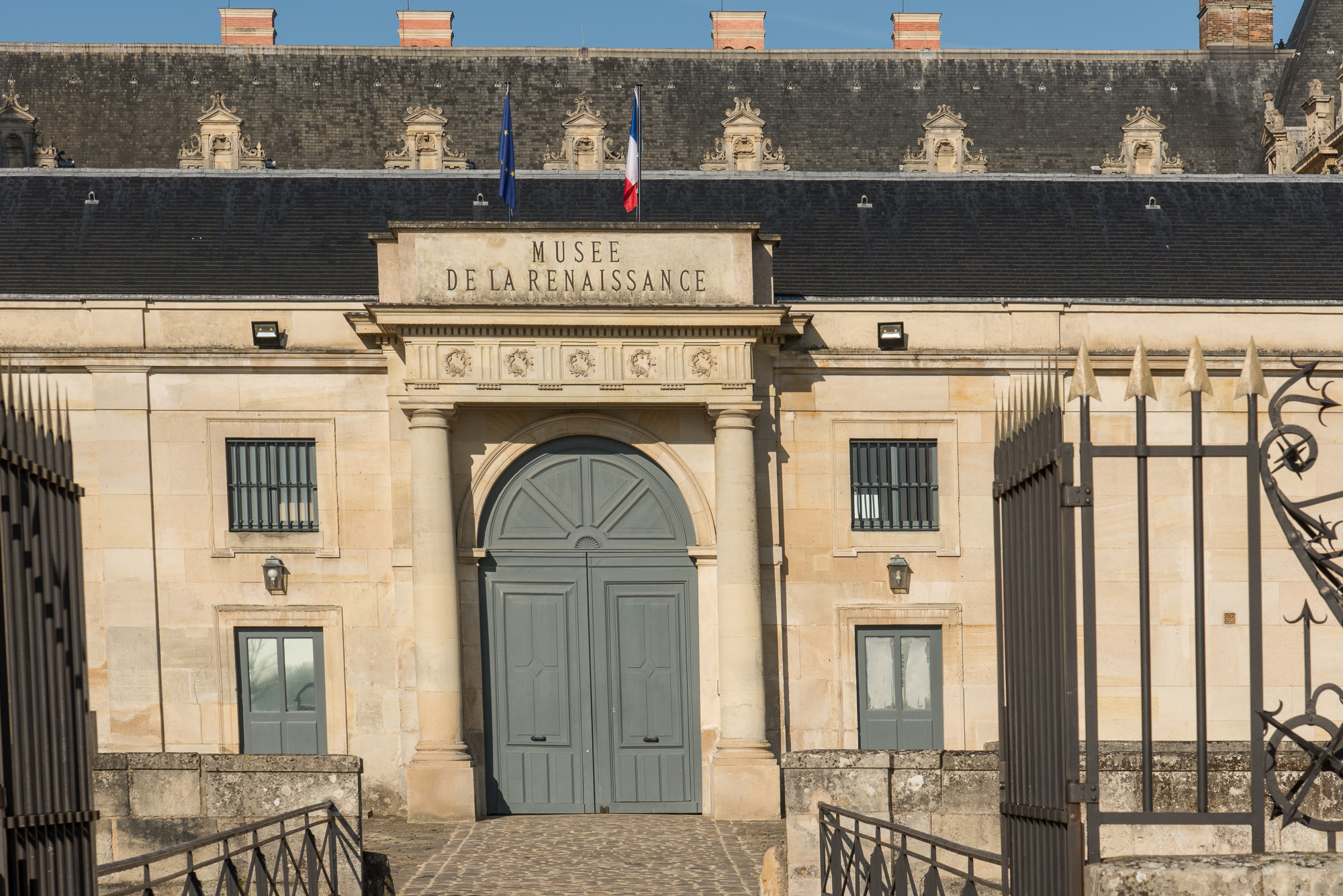 La construction est quadrangulaire, flanquée de 4 pavillons, avec deux corps des logis, face à face.