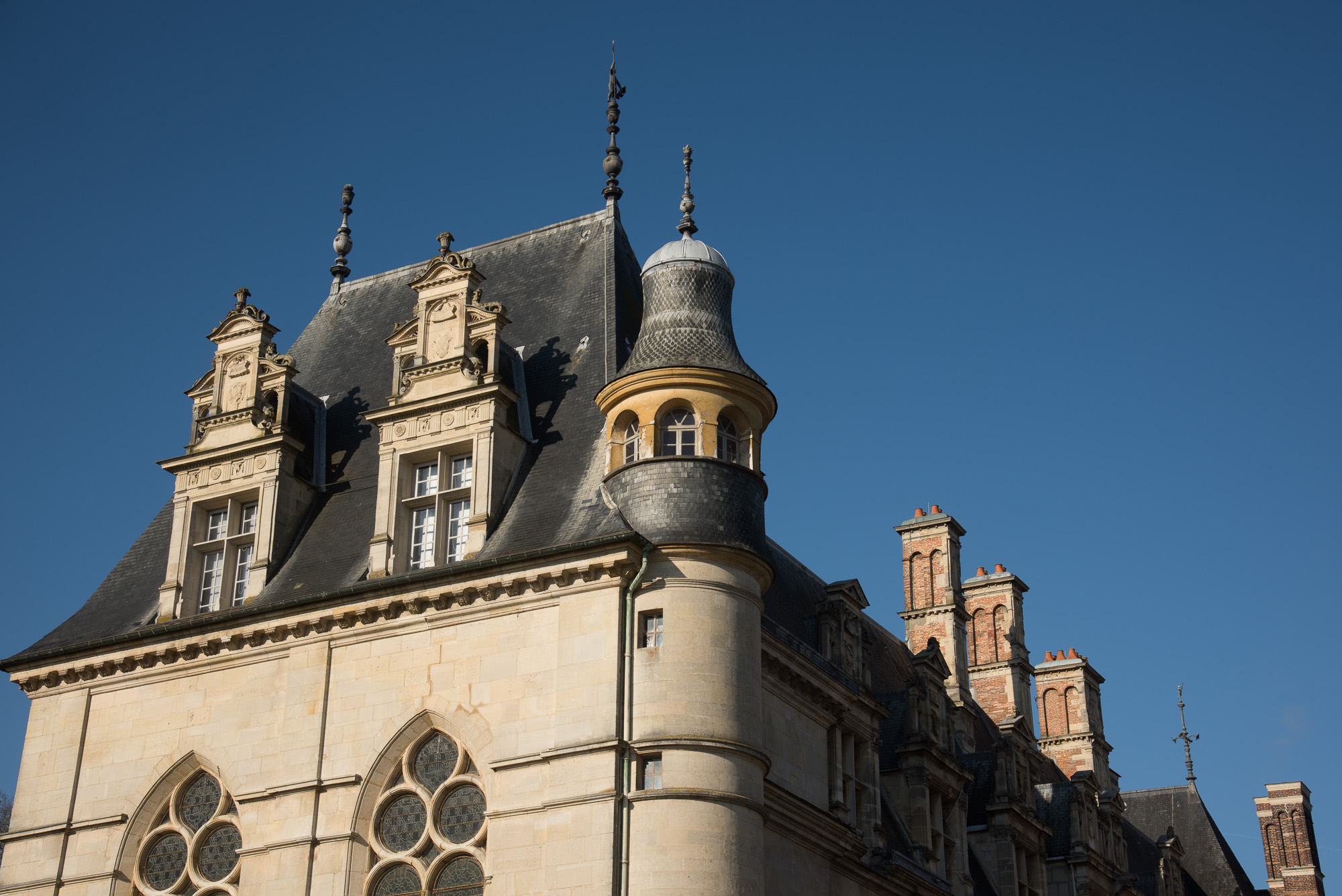 Les lucarnes recoivent un décor évoquant les occupants des pièces.