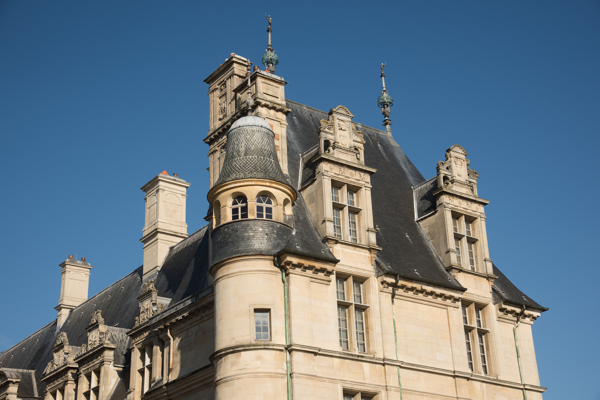 Les lucarnes recoivent un décor évoquant les occupants des pièces.