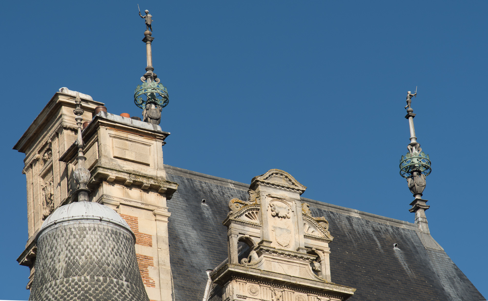 La construction est quadrangulaire, flanquée de 4 pavillons, avec deux corps des logis, face à face.