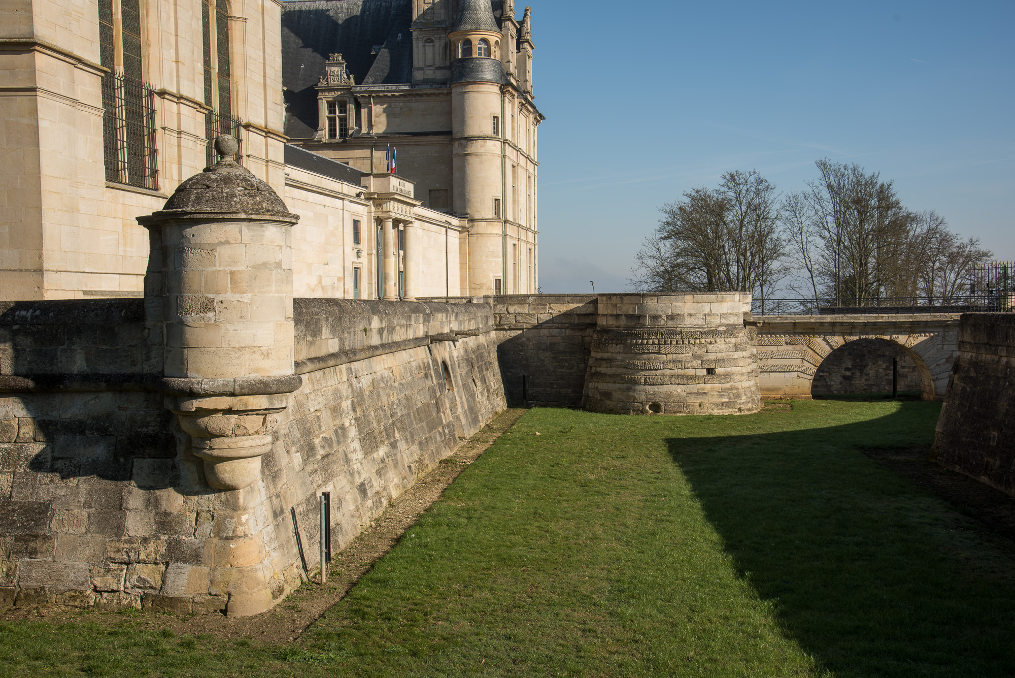 La construction est ceinte de douves sêches. De forme quadrangulaire, elle est flanquée de 4 pavillons, avec deux corps de logis, face à face.