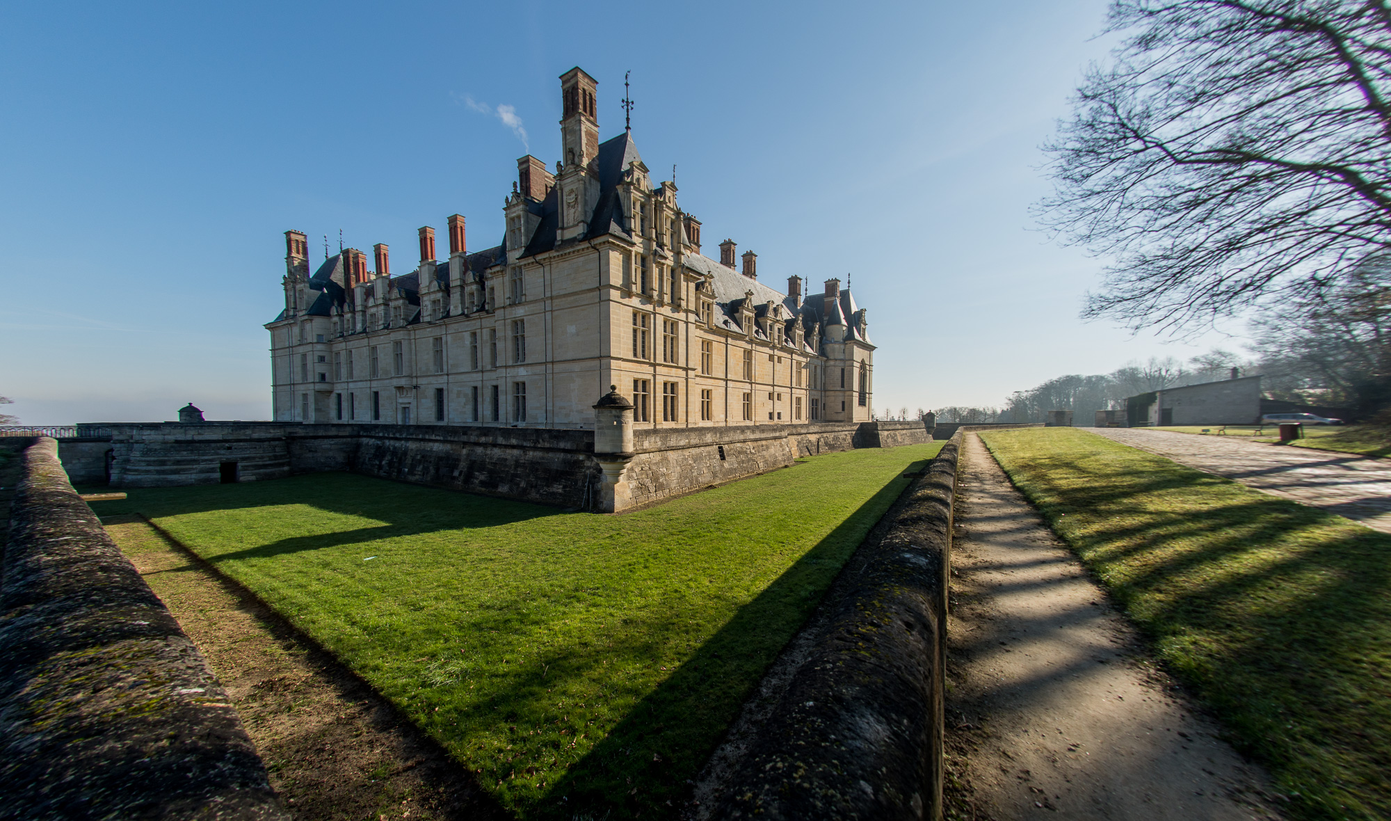 La construction est ceinte de douves sêches. De forme quadrangulaire, elle est flanquée de 4 pavillons, avec deux corps de logis, face à face.