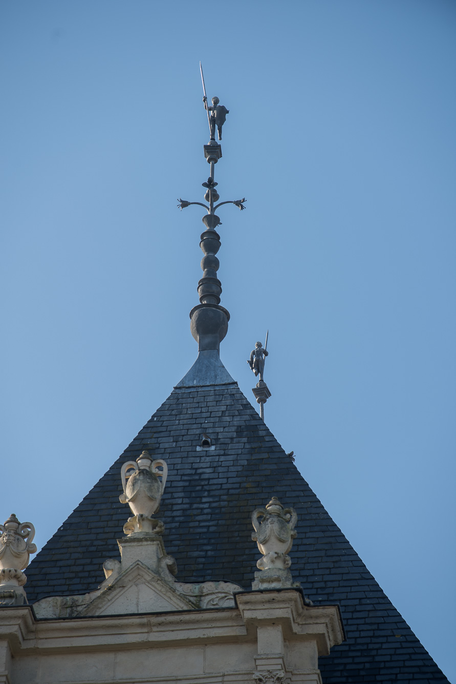 La toiture est couronnée de faitages avec des épis andromorphes en forme de guerriers.
