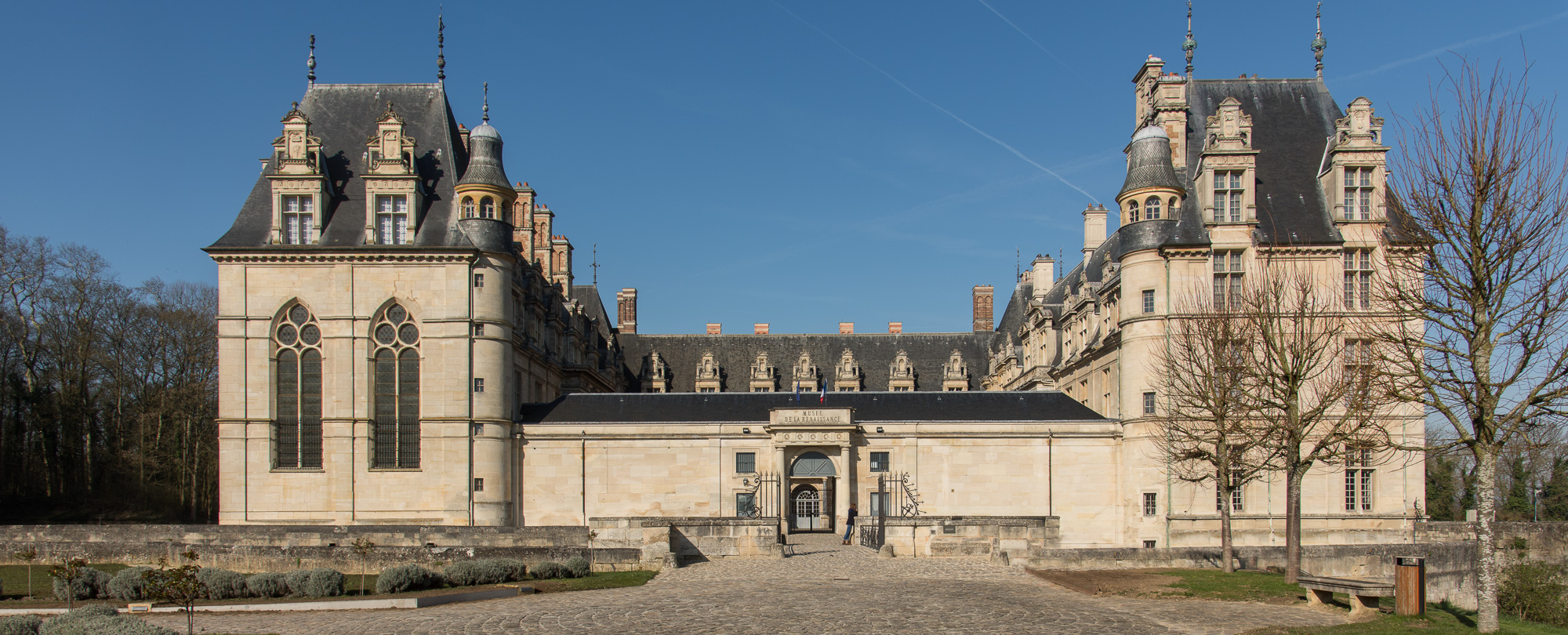 La construction est de  forme quadrangulaire, elle est flanquée de 4 pavillons, avec deux corps de logis, face à face.