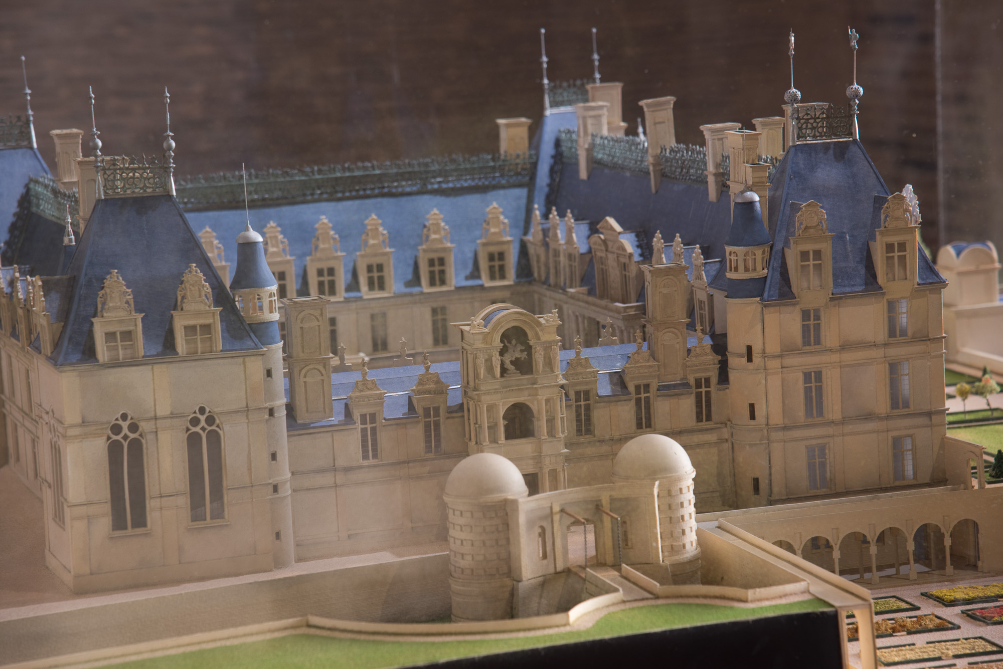 La maquette du château exposée  au rez-de-chaussée. Elle présente l'édifice au milieu du XVIème siècle, avec l'aile disparue et le jeu de paume édifié contre la terrasse Nord.