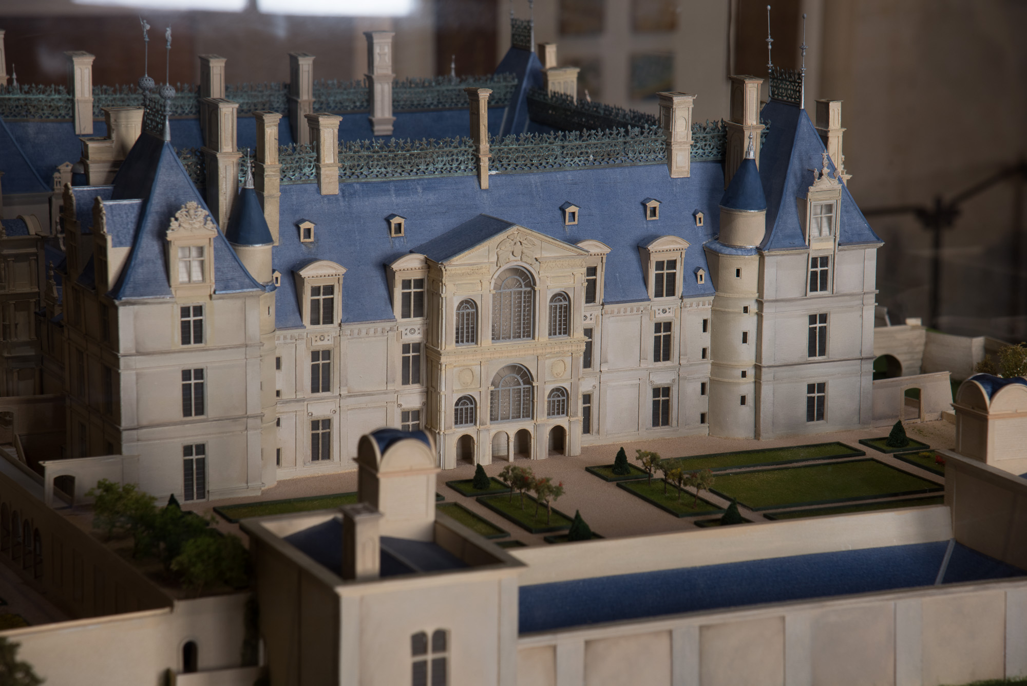 La maquette du château exposée  au rez-de-chaussée. Elle présente l'édifice au milieu du XVIème siècle, avec l'aile disparue et le jeu de paume édifié contre la terrasse Nord.