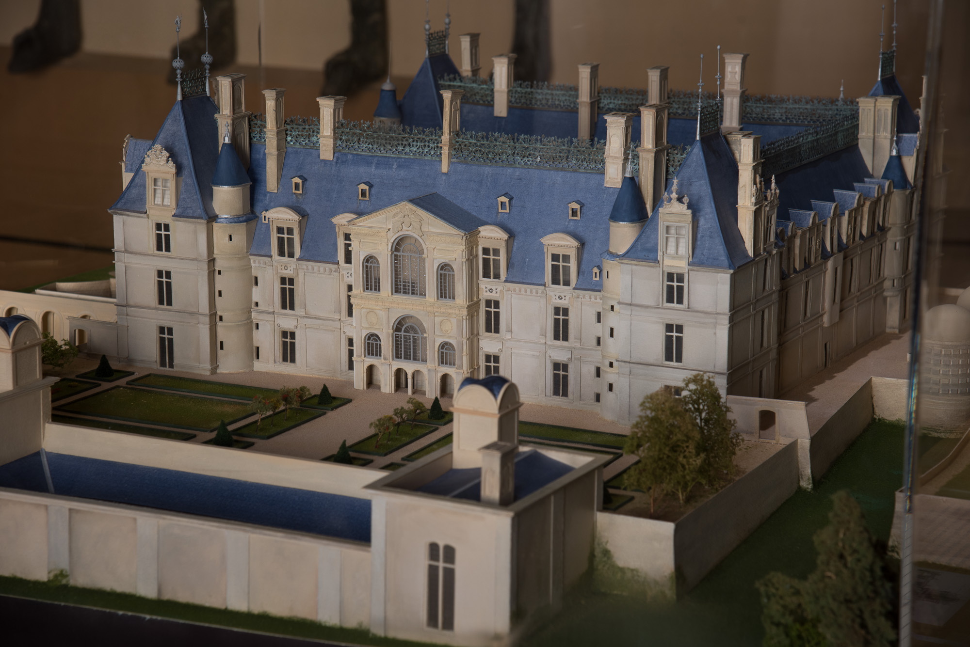 La maquette du château exposée  au rez-de-chaussée. Elle présente l'édifice au milieu du XVIème siècle, avec l'aile disparue et le jeu de paume édifié contre la terrasse Nord.