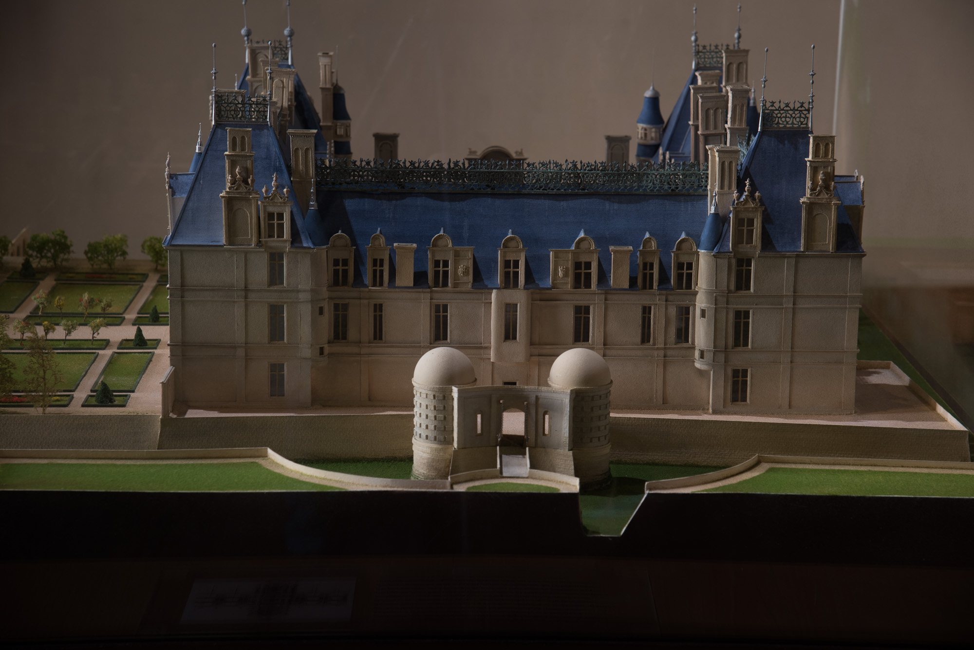 La maquette du château exposée  au rez-de-chaussée. Elle présente l'édifice au milieu du XVIème siècle, avec l'aile disparue et le jeu de paume édifié contre la terrasse Nord.