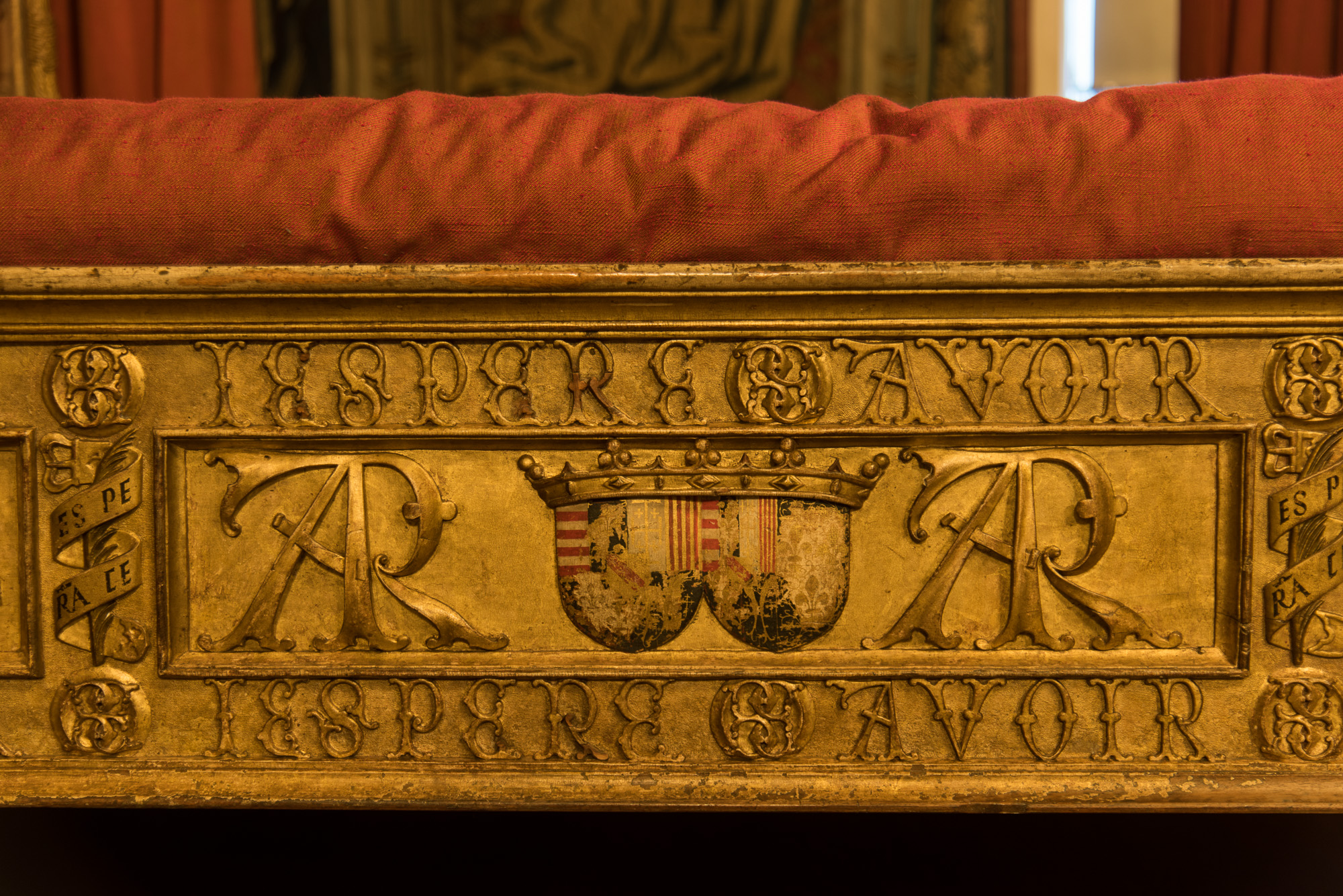 La chambre du roi. Le lit à baldaquins ornementé des symboles du roi henri II.