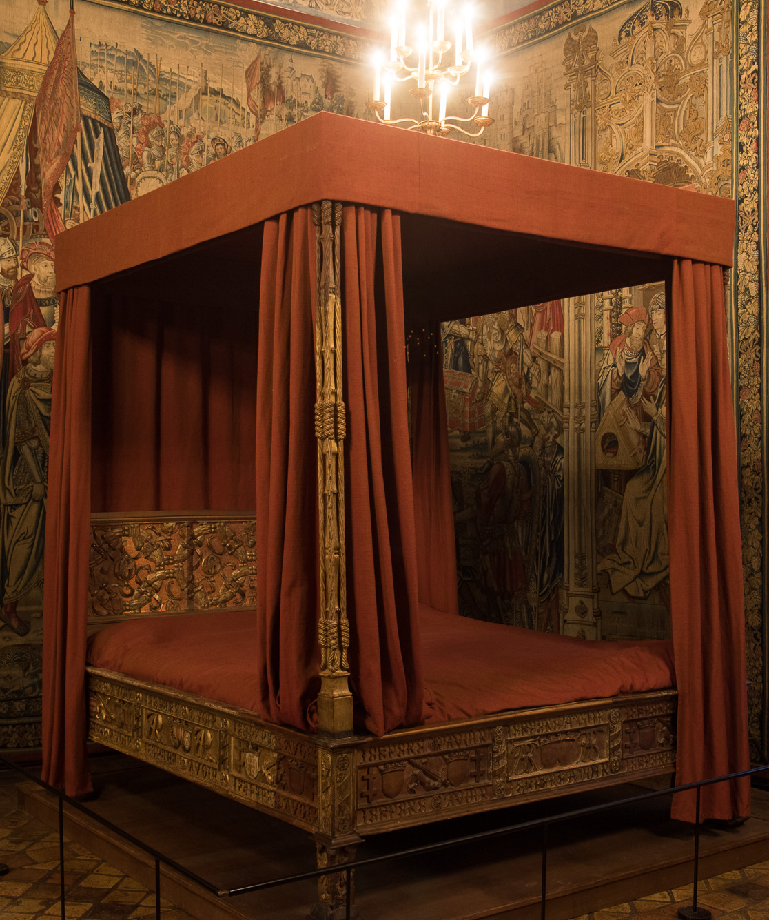 La chambre du roi. Le lit à baldaquins ornementé des symboles du roi henri II.