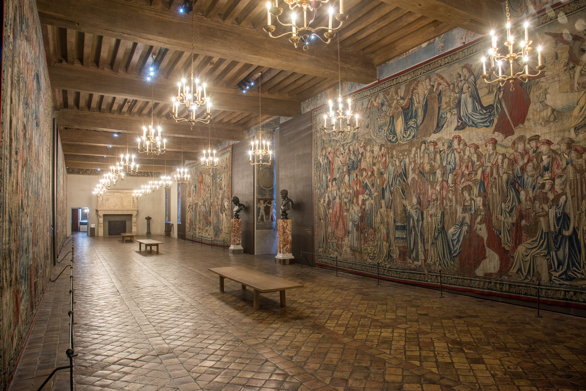 Galerie de Psyché. Exposition de tentures murales et pavement du sol.