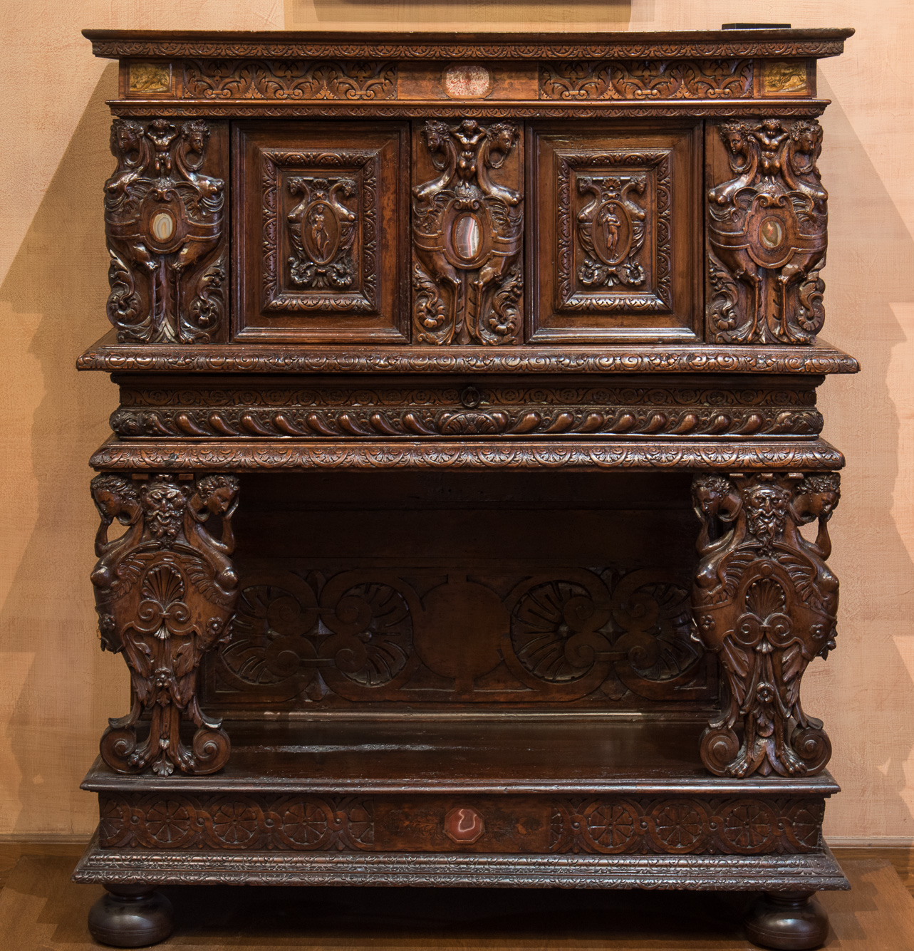 Mobilier  et parquet de la chambre dans les appartements de Madame de Savoie