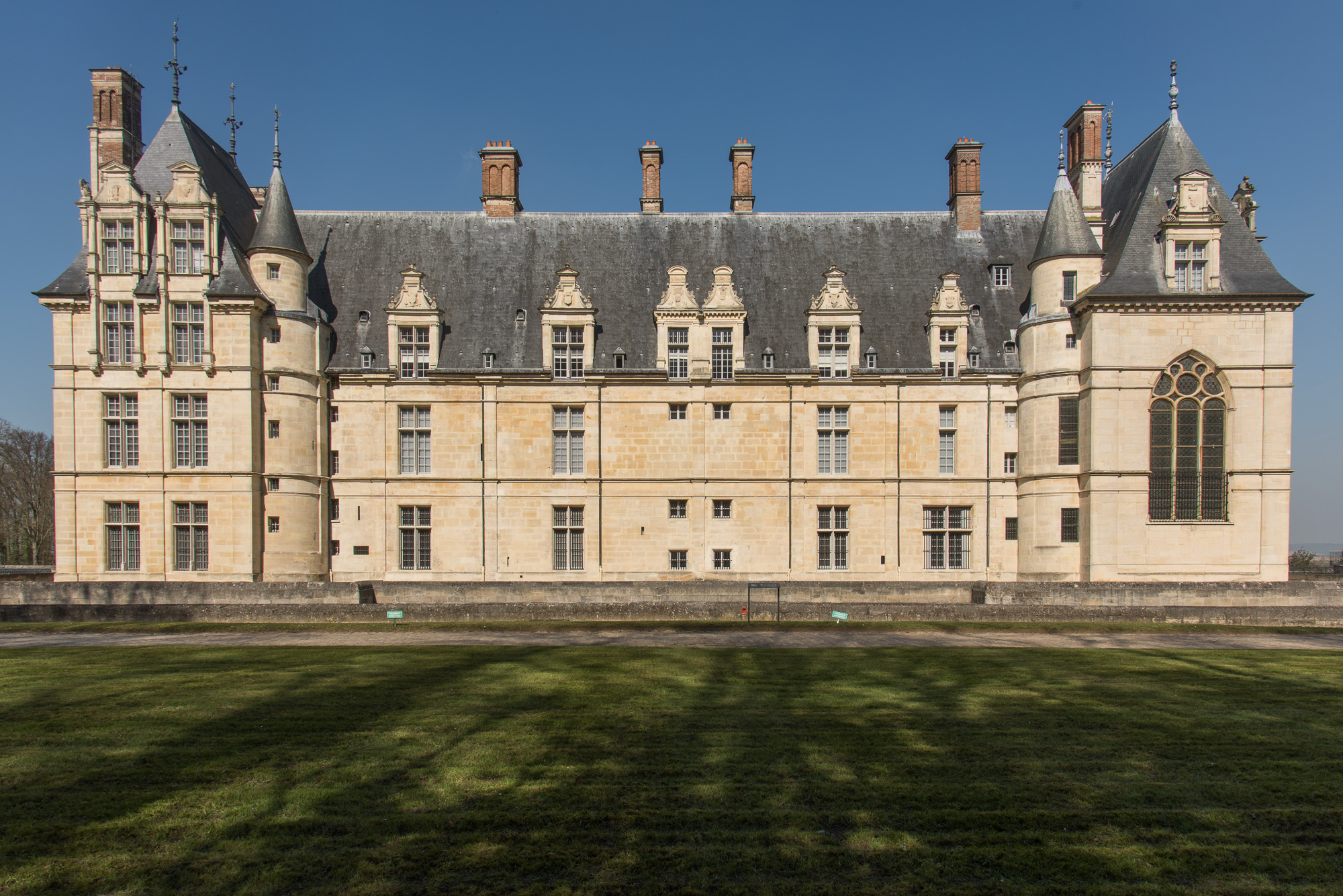 La construction est quadrangulaire, flanquée de 4 pavillons, avec deux corps de logis, face à face.