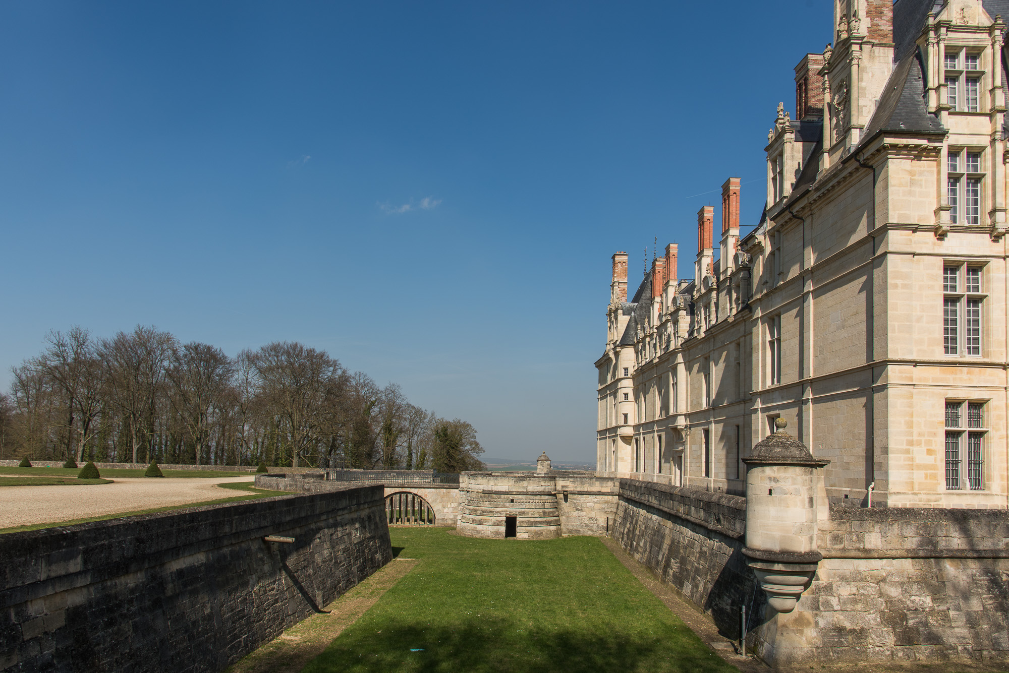 La construction est quadrangulaire, flanquée de 4 pavillons, avec deux corps de logis, face à face.