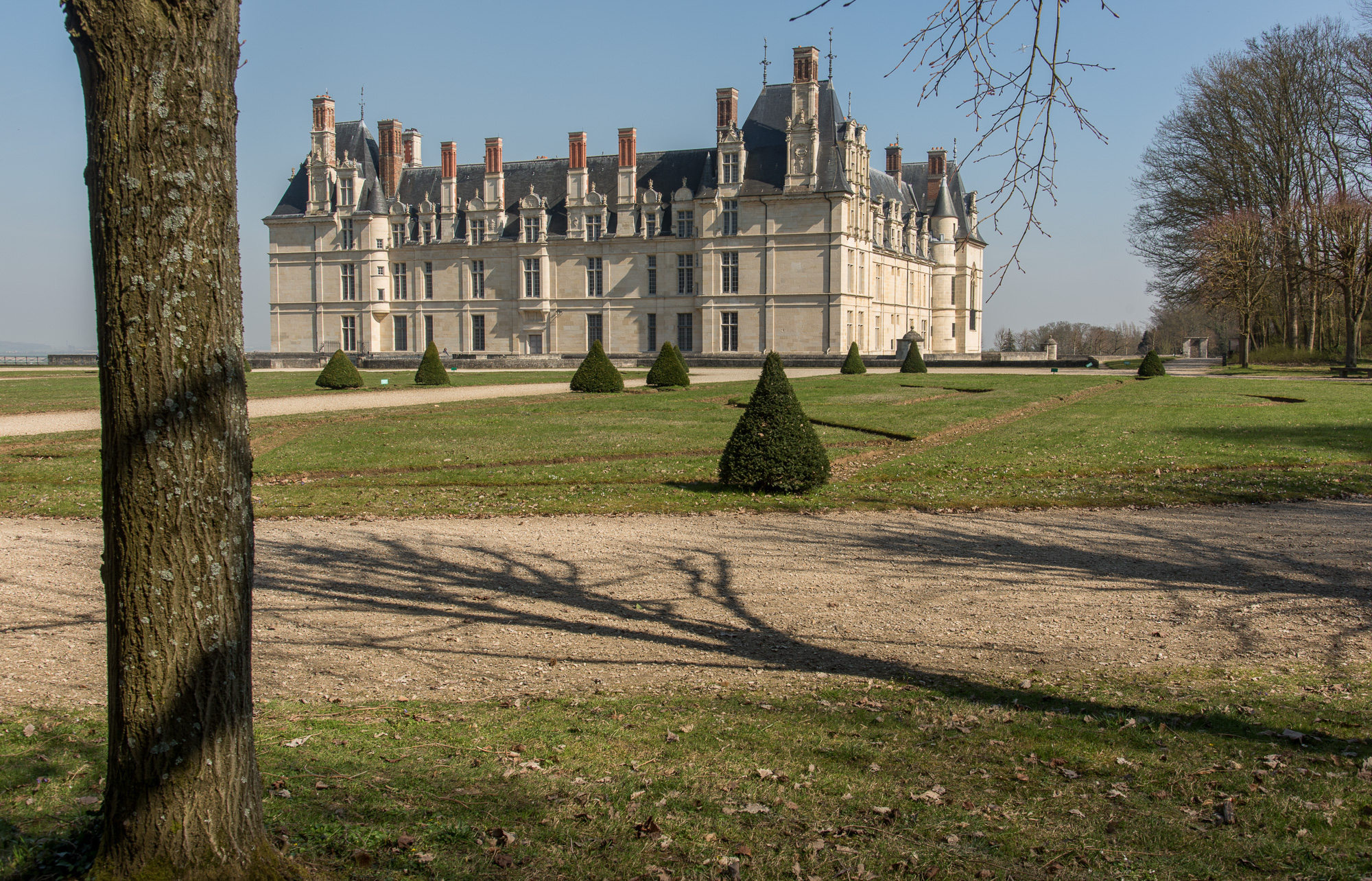 La construction est quadrangulaire, flanquée de 4 pavillons, avec deux corps de logis, face à face.