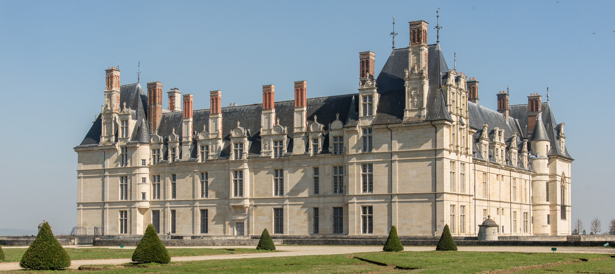 La construction est quadrangulaire, flanquée de 4 pavillons, avec deux corps de logis, face à face.