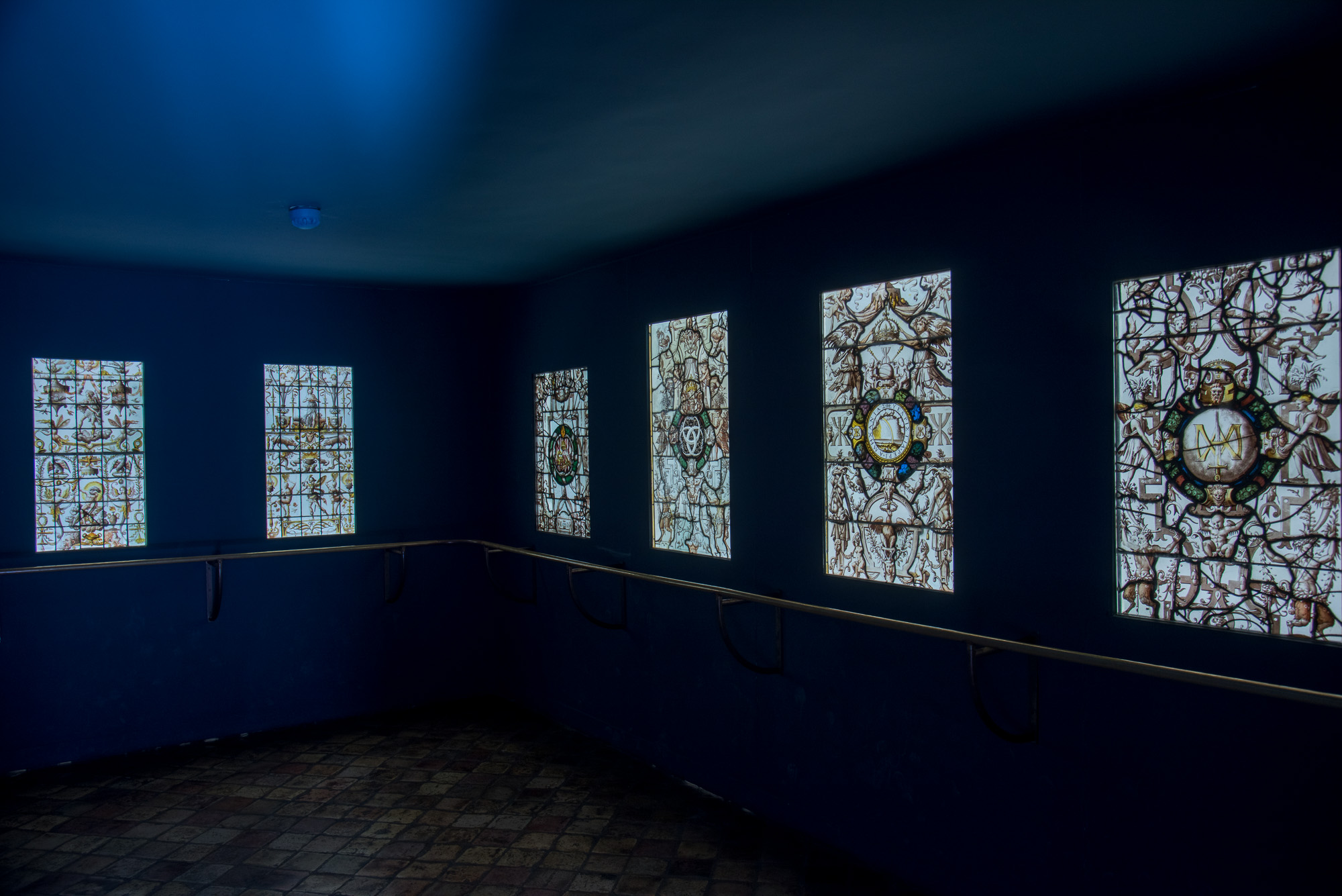 Une pièce exposant de trés beaux vitraux au premier étage.