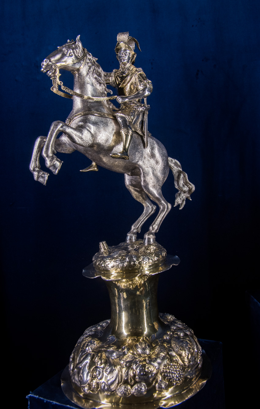 Orfévrerie européenne. Pièce d'apparat en argent. Statue équestre.