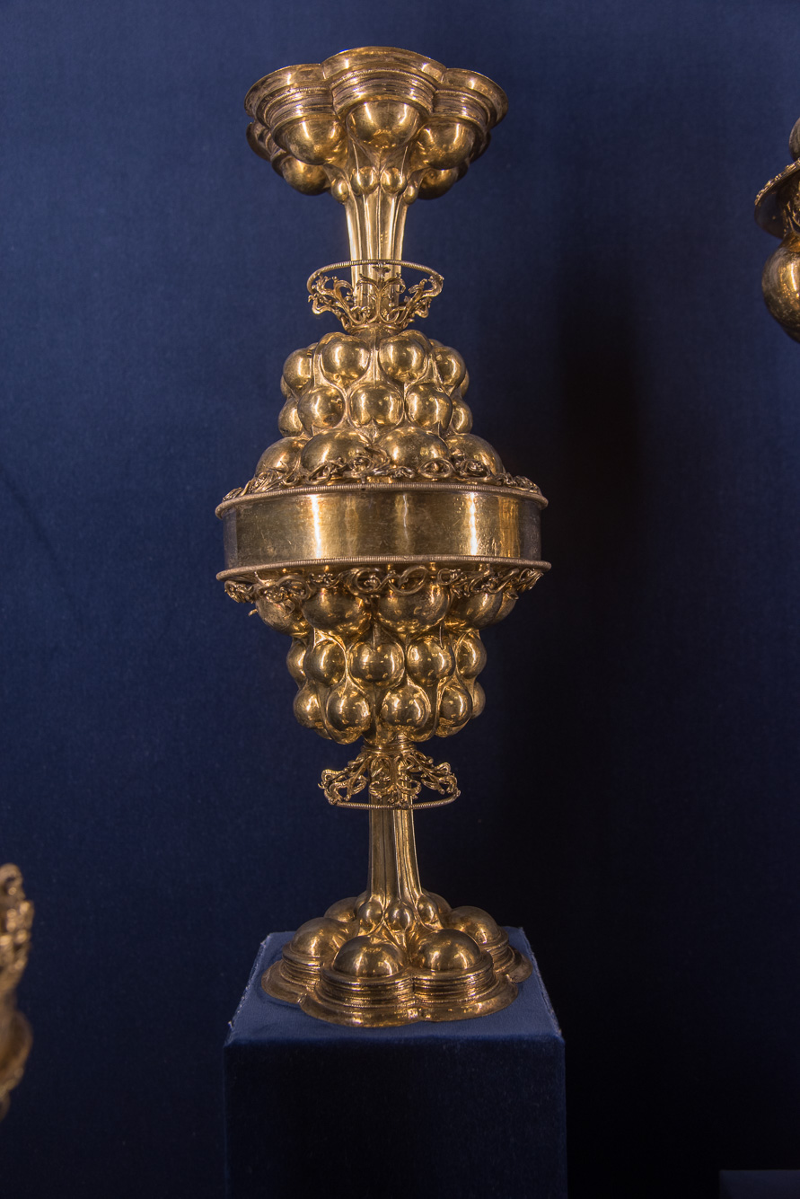 Orfévrerie européenne. Double coupe à cupules. Argent fondu, repoussé; ciselé et doré. Vers 1520.