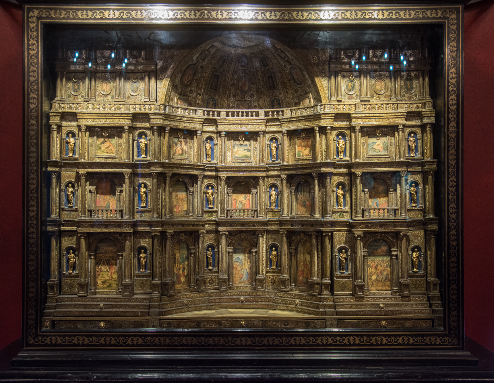 Orfévrerie européenne. Décor intèrieur d'un cabinet vénitien. Bois plaqué de nacre et d'ivoire peints ; décor ornemental doré en laque ; bronze doré. Italie, Venise fin du XVI ème siècle.