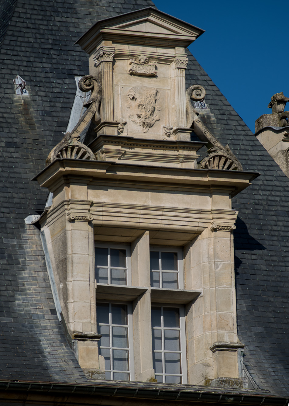 Les lucarnes recoivent un décor évoquant les occupants des pièces.