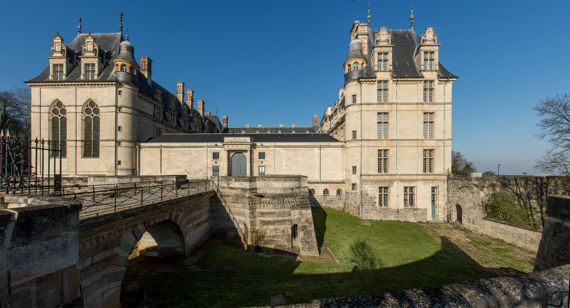 La construction est ceinte de douves sêches. De forme quadrangulaire, elle est flanquée de 4 pavillons, avec deux corps de logis, face à face.