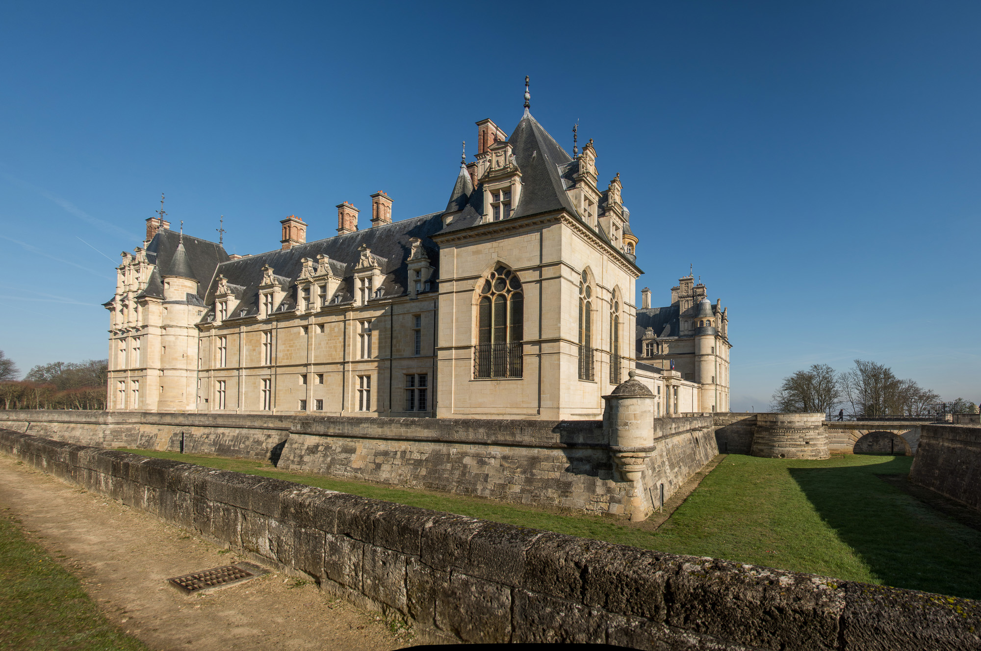 La construction est ceinte de douves sêches. De forme quadrangulaire, elle est flanquée de 4 pavillons, avec deux corps de logis, face à face.