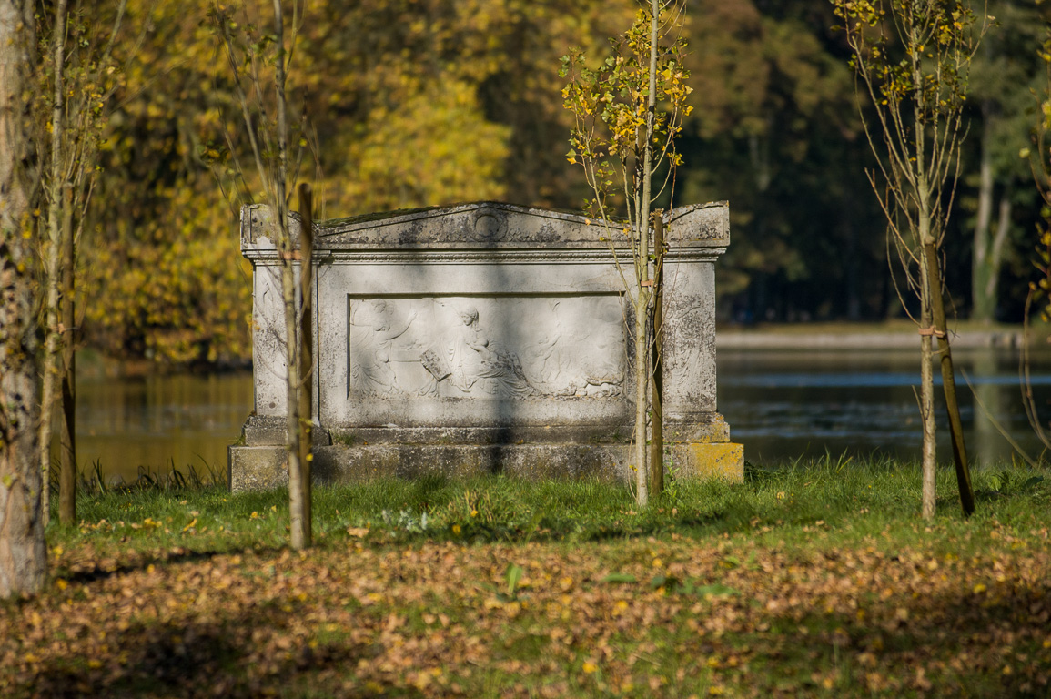 Parc jean-Jacques Rousseau, son tombeau dans l'île des peupliers.