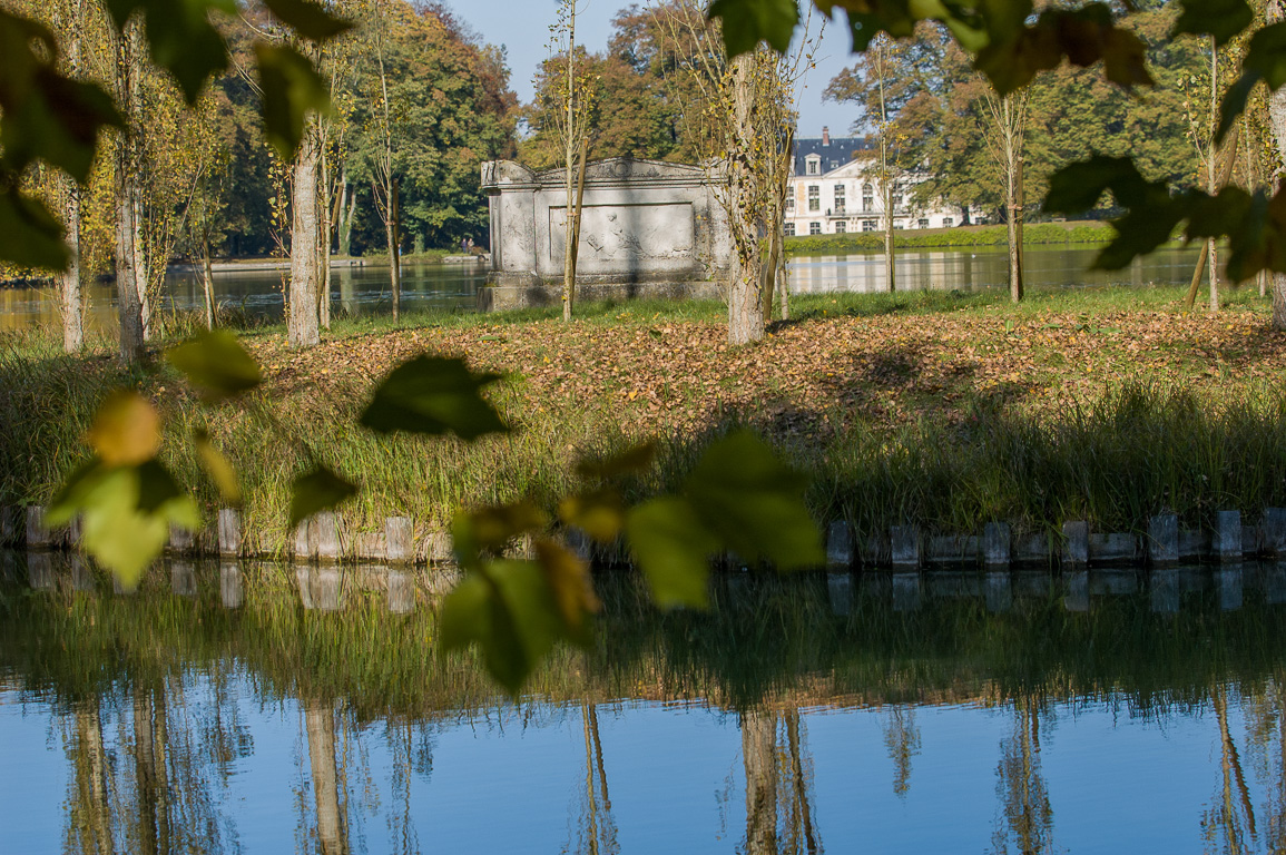 Parc jean-Jacques Rousseau, son tombeau dans l'île des peupliers.