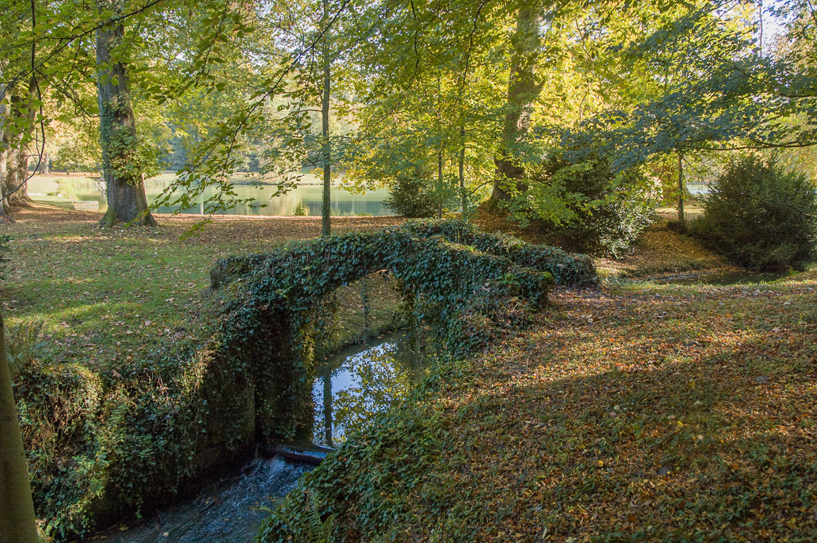 Parc jean-Jacques Rousseau. Pont sur la Launette.