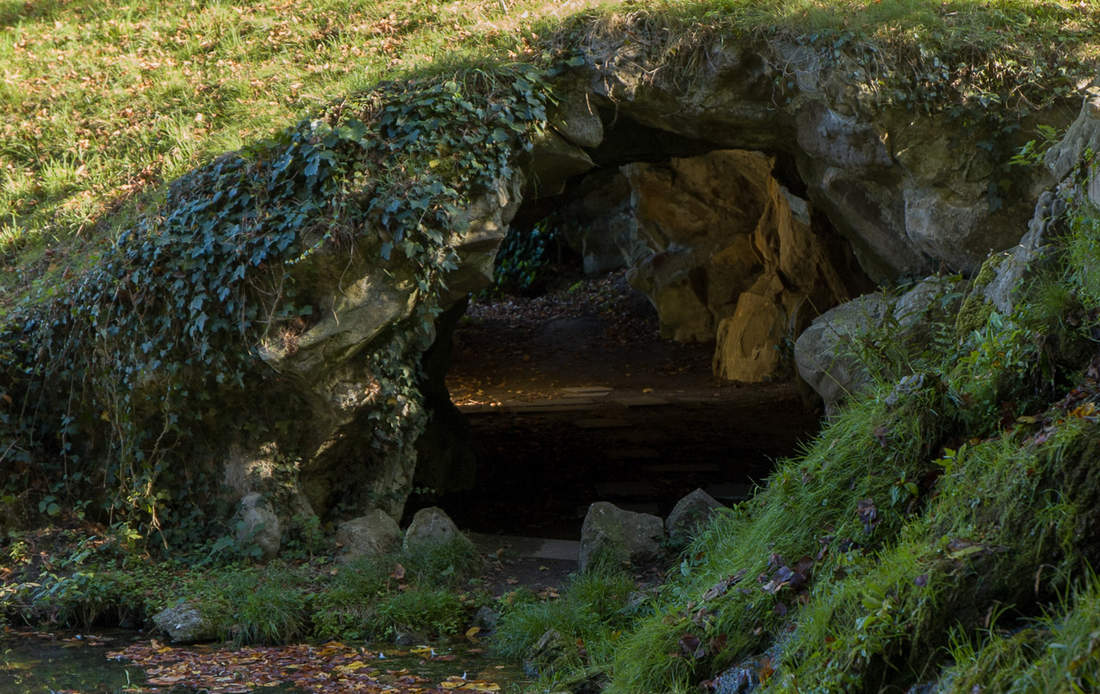 Parc jean-Jacques Rousseau, grotte des Naïades.
