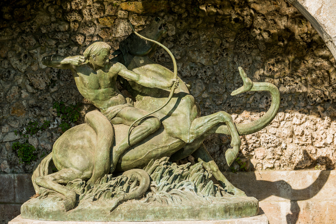 Château de Fontainebleau; Bronze du bassin des Cascades, Chasseur indien surpris par un boa (Ottin, 1855)