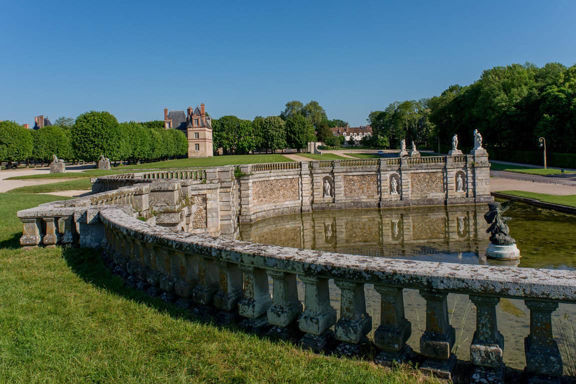 Château de Fontainebleau; Le Parterre vue depuis la route des Cascades.