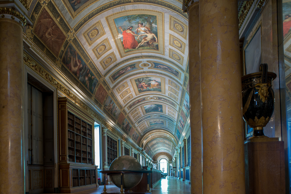 Château de Fontainebleau. Galerie de Diane , 80m de long, transformée en bibliothèque sous le Second Empire.