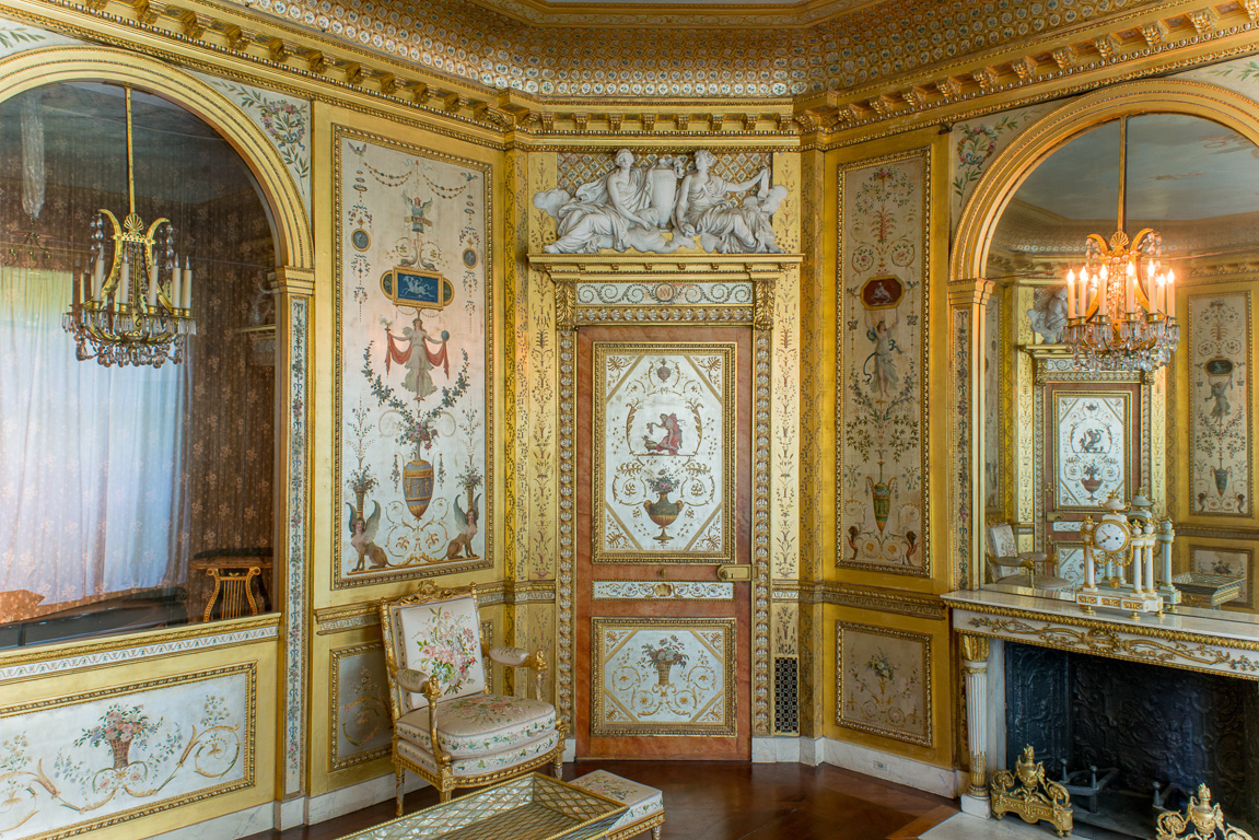 Château de Fontainebleau. Cabinet de retraite ou boudoir de la Reine