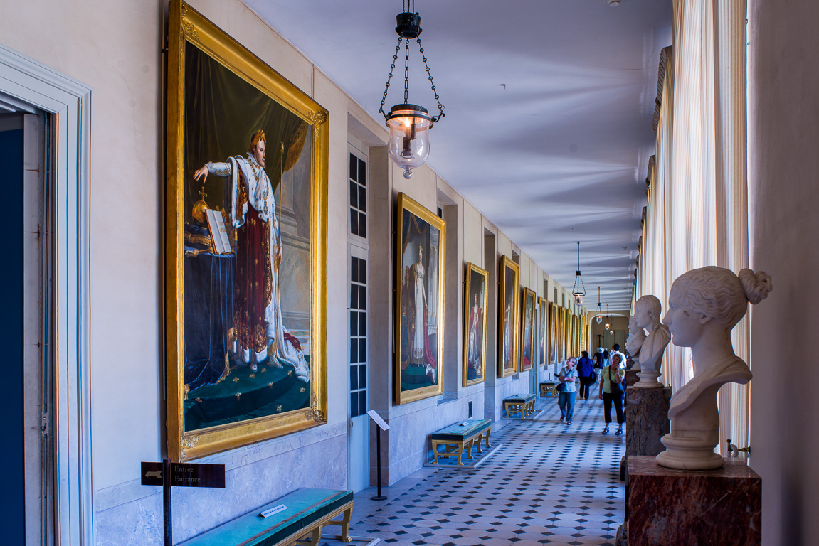 Château de Fontainebleau. Galerie du musée Napoléon 1er, tableaux et bustes lui donnent l'aspect d'une galerie de famille
